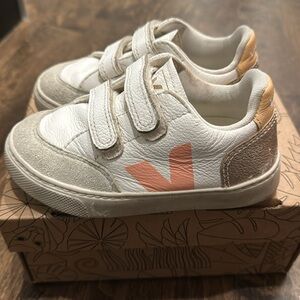 Veja Kids V12 chromefree leather size 26